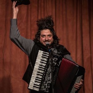 Cantastorie “La Fantastica” con Matteo Curatella e la sua fisarmonica presso il parco di Villa Belotti sabato 10 maggio
