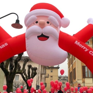 La Camminata dei Babbo Natale a Zogno 