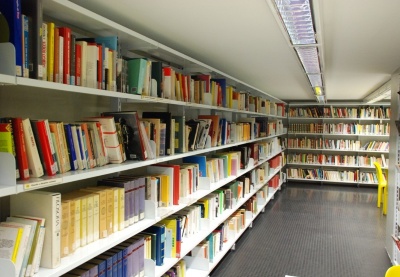 Biblioteca piano rialzato