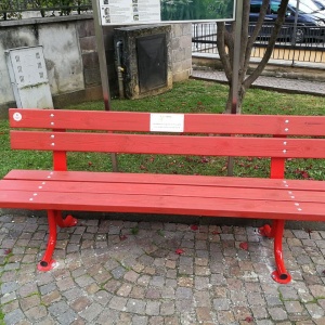 Una panchina rossa  per dire  “NO ALLA  VIOLENZA SULLE DONNE"