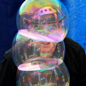 Spettacolo di bolle e micro magia in piazza spettacolo per bambini in Via Locatelli