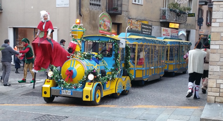 Domenica 17 dicembre Arriva Babbo Natale . La Camminata dei Babbi Natale, Trenino e Animazione